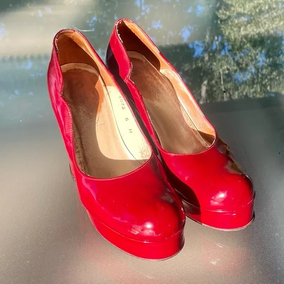 JOHN FLUEVOG ♥️❤️ Red Patent leather Pumps ❤️♥️ HIS ‘ICONIC RED HEELS’.  ♥️❤️