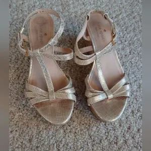 Kate Spade New York 10 GOLD METALLIC LEATHER Cork WEDGE Strappy SANDALS size 6M