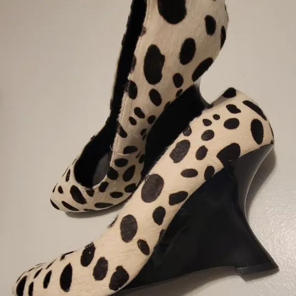 KELSI DAGGER Adore Cowhide Animal Print Sculpted Wedge Heel Shoes 8.5 NWOT
