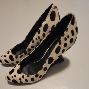 KELSI DAGGER Adore Cowhide Animal Print Sculpted Wedge Heel Shoes 8.5 NWOT