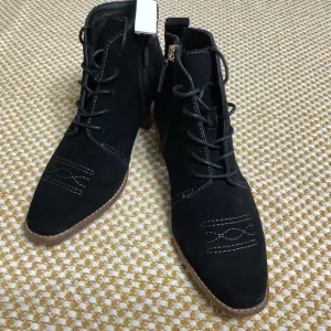 Kelsi Dagger Brooklyn getaway ankle boots size 7M