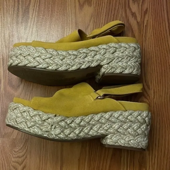Kelsie Dagger Brooklyn Keys Platform Sandals. NEW