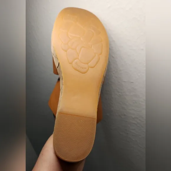 KORK EASE SIZE 8  NWOT Women's Tan Wedge Sandals