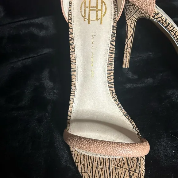 LIKE NEW Exquisitely Detailed House of Harlow Stilettos!