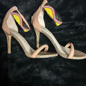 LIKE NEW Exquisitely Detailed House of Harlow Stilettos!
