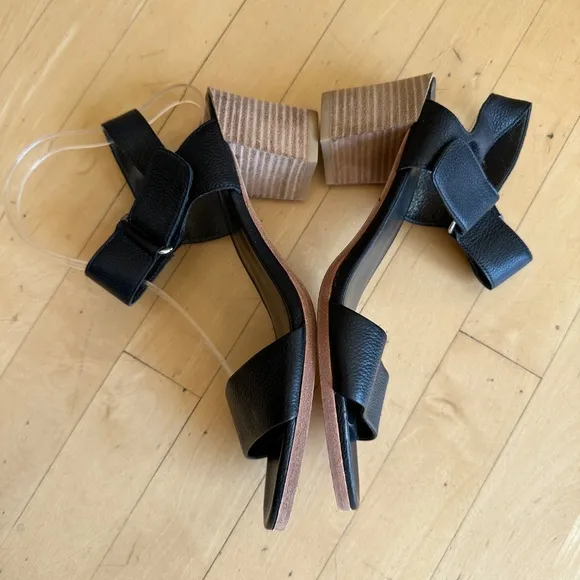 Like NEW STUART WEITZMAN Broadband leather city sandals, 7.5  CB2370