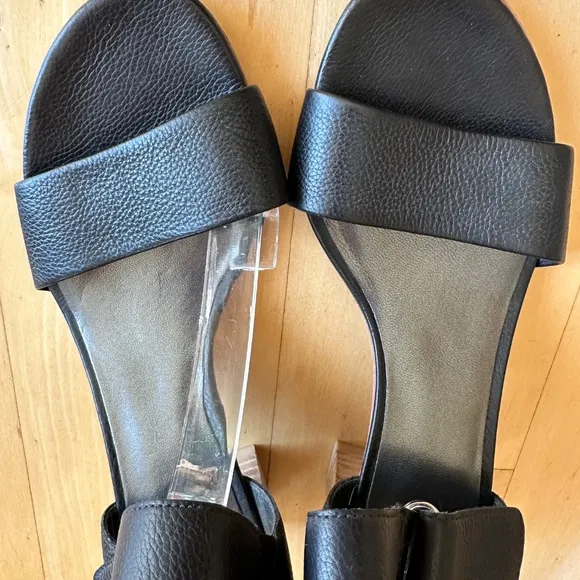 Like NEW STUART WEITZMAN Broadband leather city sandals, 7.5  CB2370