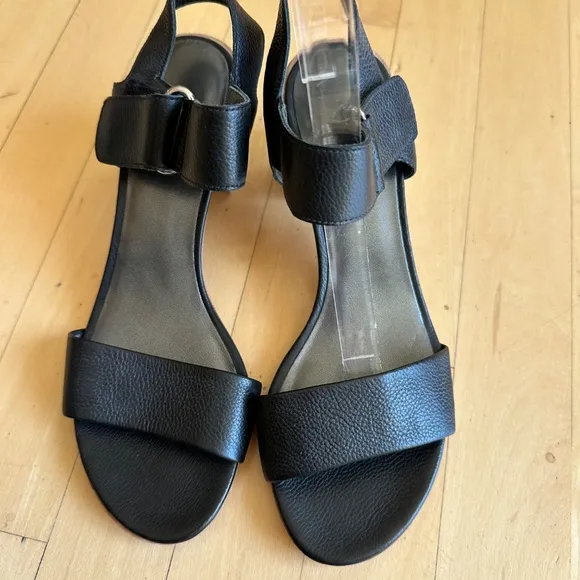 Like NEW STUART WEITZMAN Broadband leather city sandals, 7.5  CB2370