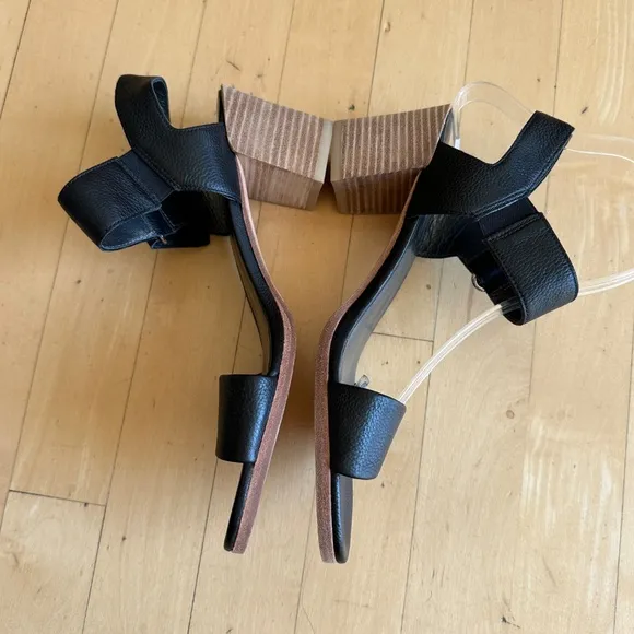 Like NEW STUART WEITZMAN Broadband leather city sandals, 7.5  CB2370