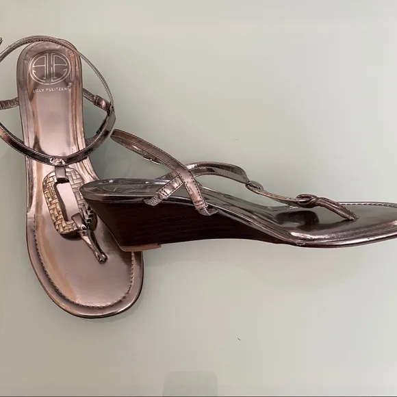 Lilly Pulitzer | Silver Wedge Medallion Sandals 🌴
