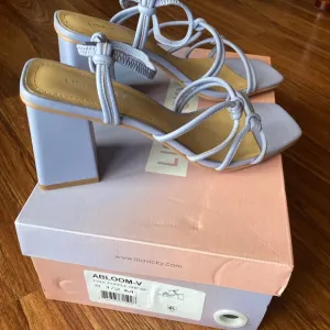 Lisa Vicky 3” Block heel with straps