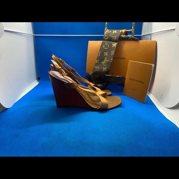 Louis Vuitton Wedge 👡 sandals Patent leather 34