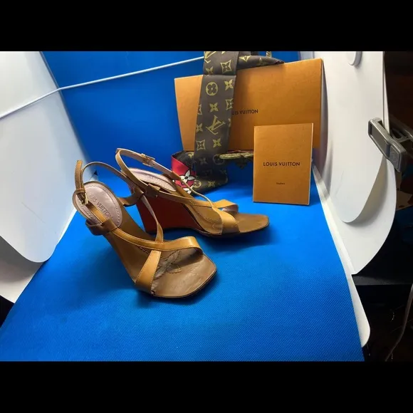 Louis Vuitton Wedge 👡 sandals Patent leather 34
