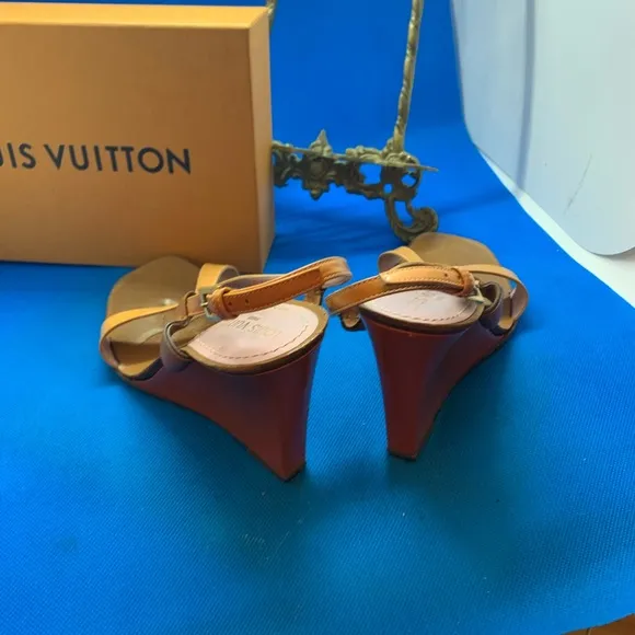 Louis Vuitton Wedge 👡 sandals Patent leather 34