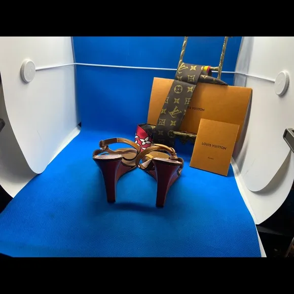 Louis Vuitton Wedge 👡 sandals Patent leather 34