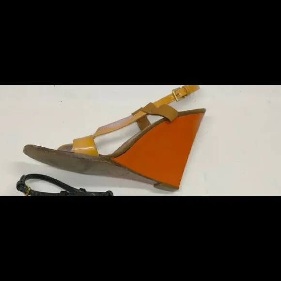 Louis Vuitton Wedge 👡 sandals Patent leather 34