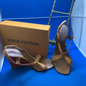Louis Vuitton Wedge 👡 sandals Patent leather 34
