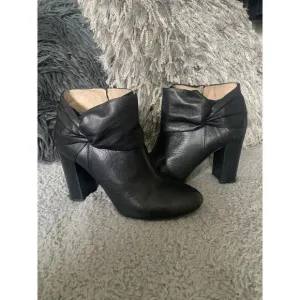 Louise Et Cie Lo-Theron Black Ankle Boots Size 8.5 Big Now Block Heel
