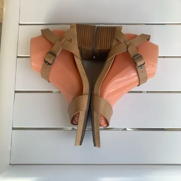 Lucky Brand nude tan leather Pagona sandals block heel size 9.5M