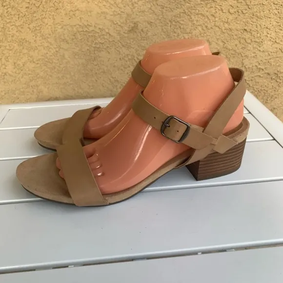 Lucky Brand nude tan leather Pagona sandals block heel size 9.5M