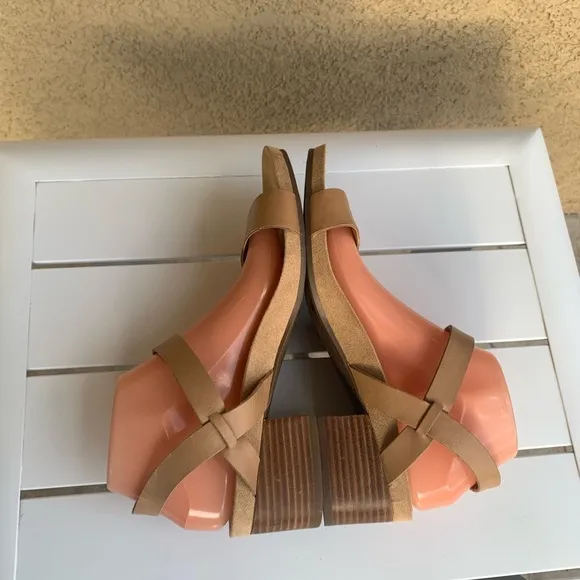 Lucky Brand nude tan leather Pagona sandals block heel size 9.5M