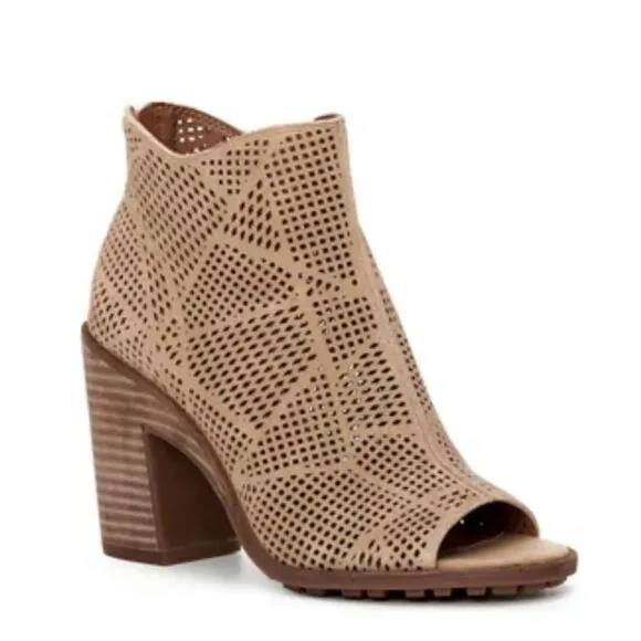 Lucky Brand Vacob Perforated Sandals