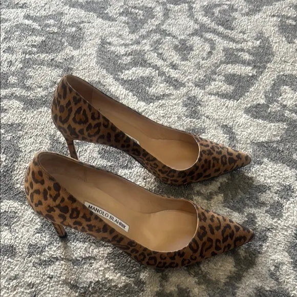 Manolo Blahnik Leopard Print Suede Pointed Toe Pumps Heels