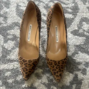 Manolo Blahnik Leopard Print Suede Pointed Toe Pumps Heels