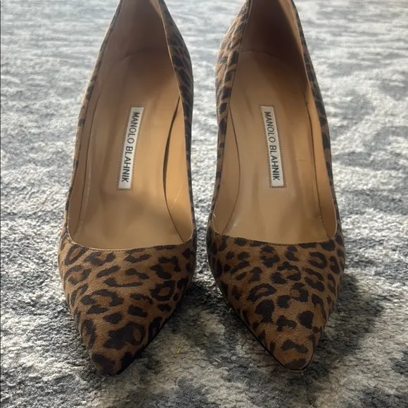 Manolo Blahnik Leopard Print Suede Pointed Toe Pumps Heels