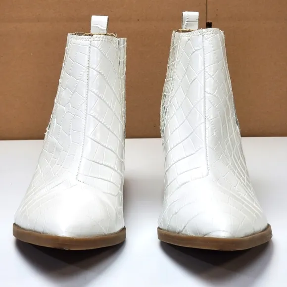 Marc Fisher chelsea boots women's size 10 white alligator look point toe