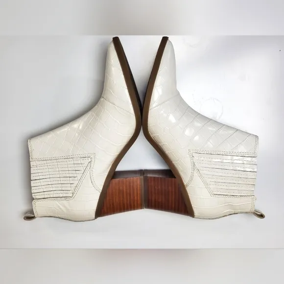 Marc Fisher chelsea boots women's size 10 white alligator look point toe