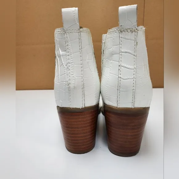 Marc Fisher chelsea boots women's size 10 white alligator look point toe