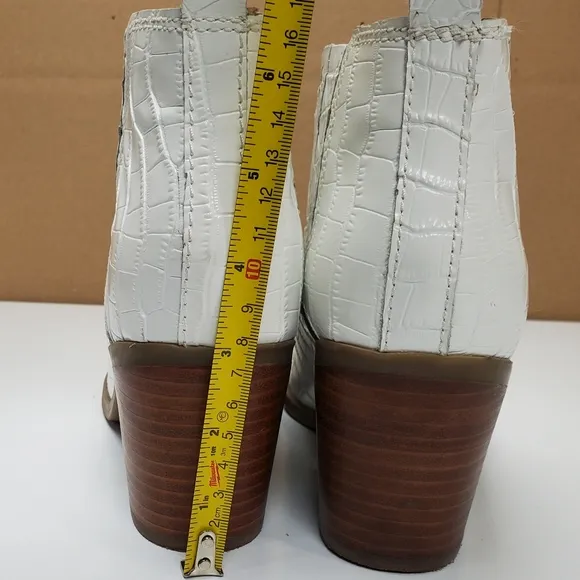 Marc Fisher chelsea boots women's size 10 white alligator look point toe