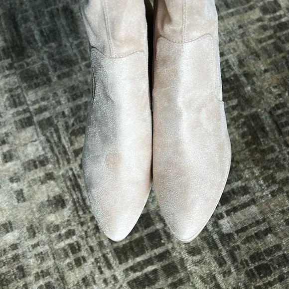 Marc Fisher size 7.5M light nude color block heel NWOT