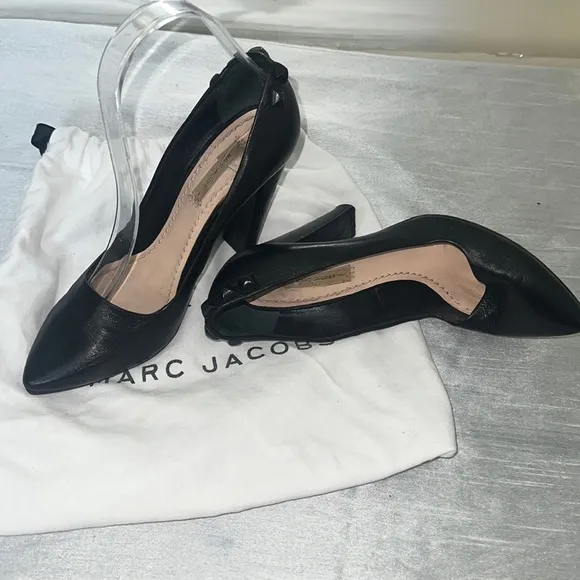 Marc Jacobs Black Calf Leather Studded Heels Pumps. 35 1/2 (US 5)