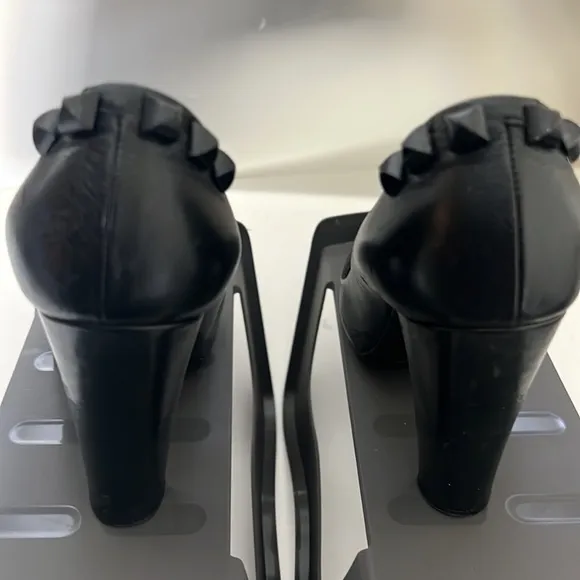Marc Jacobs Black Calf Leather Studded Heels Pumps. 35 1/2 (US 5)
