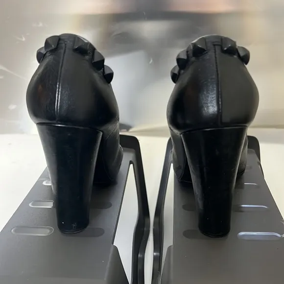 Marc Jacobs Black Calf Leather Studded Heels Pumps. 35 1/2 (US 5)