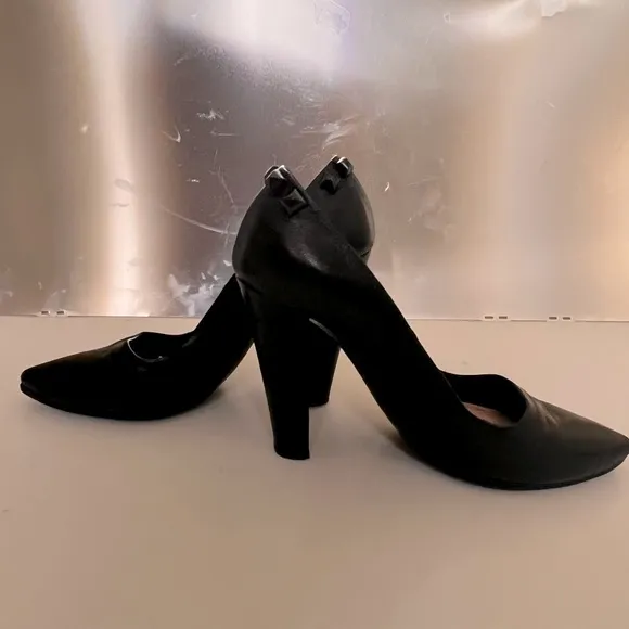 Marc Jacobs Black Calf Leather Studded Heels Pumps. 35 1/2 (US 5)
