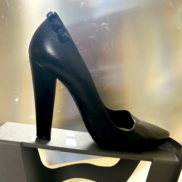 Marc Jacobs Black Calf Leather Studded Heels Pumps. 35 1/2 (US 5)