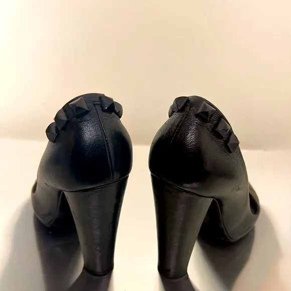 Marc Jacobs Black Calf Leather Studded Heels Pumps. 35 1/2 (US 5)