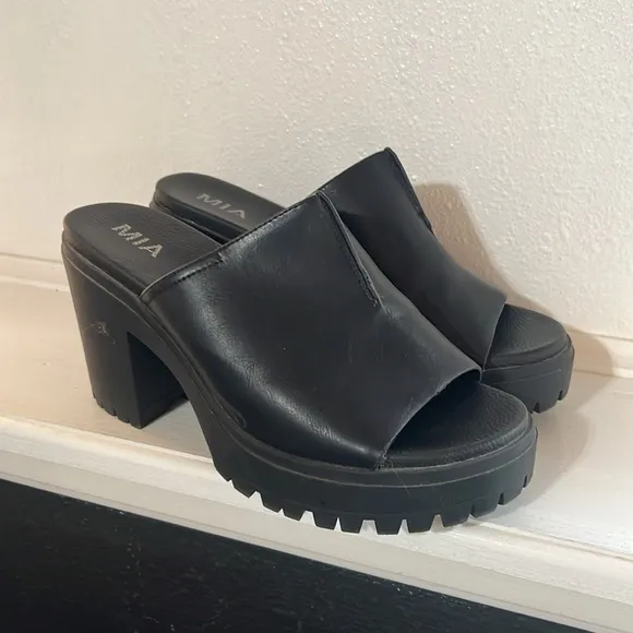 Mia black platform chunky block heel sandals y2k 90’s style size 9