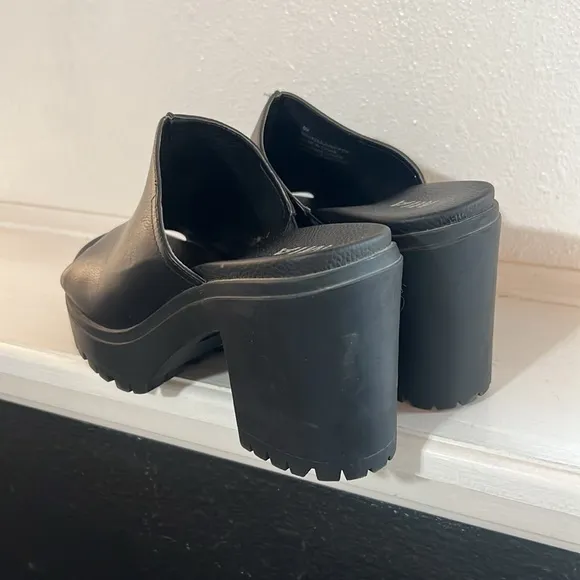 Mia black platform chunky block heel sandals y2k 90’s style size 9
