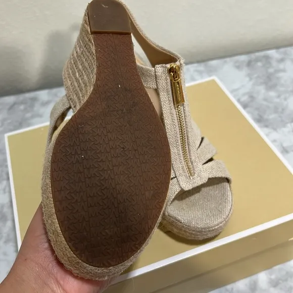 MICHAEL KORK BERKELEY WEDGE SANDALS CREAM  SZ 8