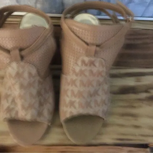 Michael Kors Logo double strap block heel Sandals! Big kids SZ 3