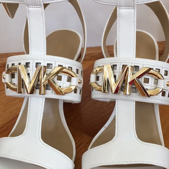 Michael Kors Women’s Sandals Optic White Size 7 Gold Logo MK Block Heel NEW