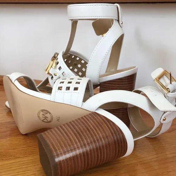 Michael Kors Women’s Sandals Optic White Size 7 Gold Logo MK Block Heel NEW