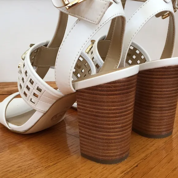 Michael Kors Women’s Sandals Optic White Size 7 Gold Logo MK Block Heel NEW