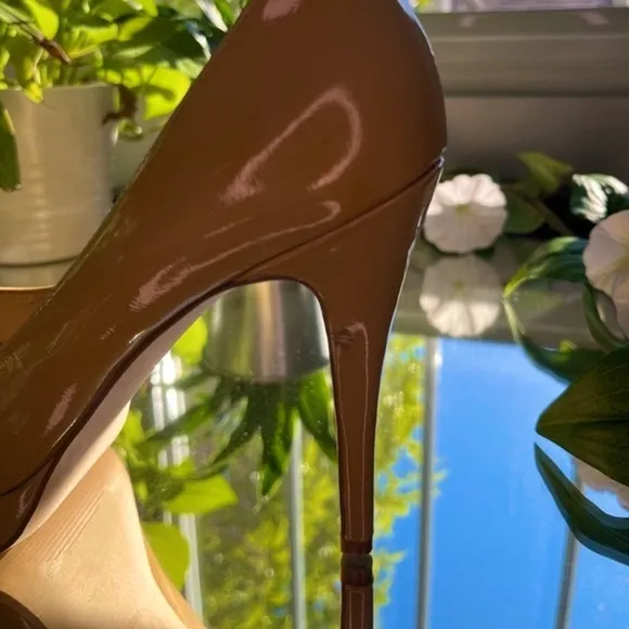 Michael Michael Kors Patent Leather Pumps Tan Heels Open Toe Size: 7M​​