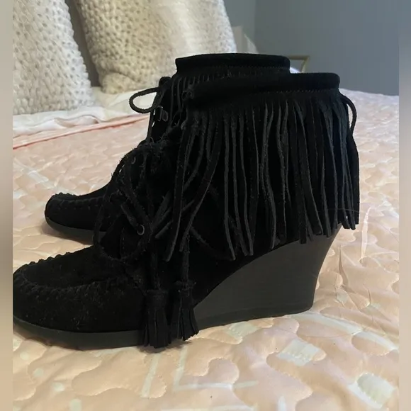 Minnetonka Black Suede Fringe Wedge Heel Lace Up Booties