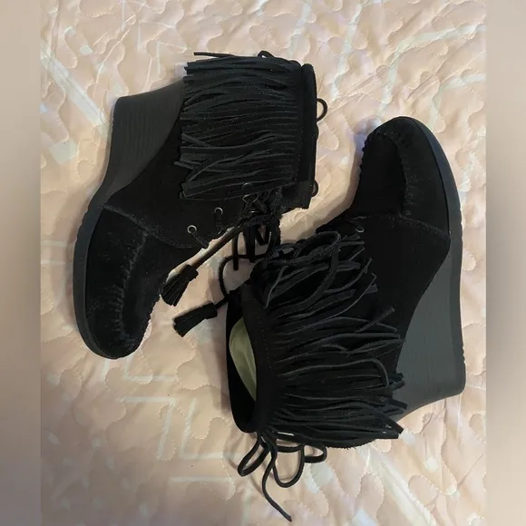 Minnetonka Black Suede Fringe Wedge Heel Lace Up Booties